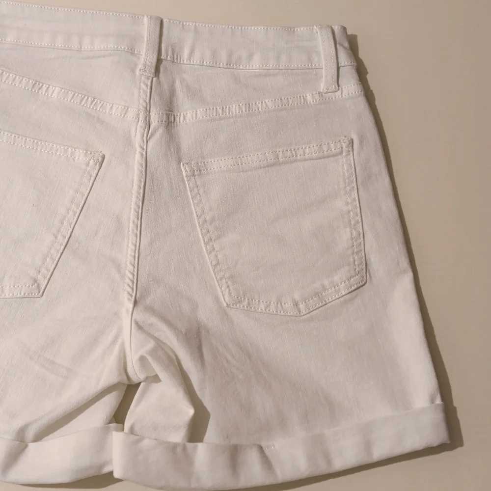 LC Lauren Conrad White Cuffed Short, High Rise. Size 2 Women - Picture 6 of 11